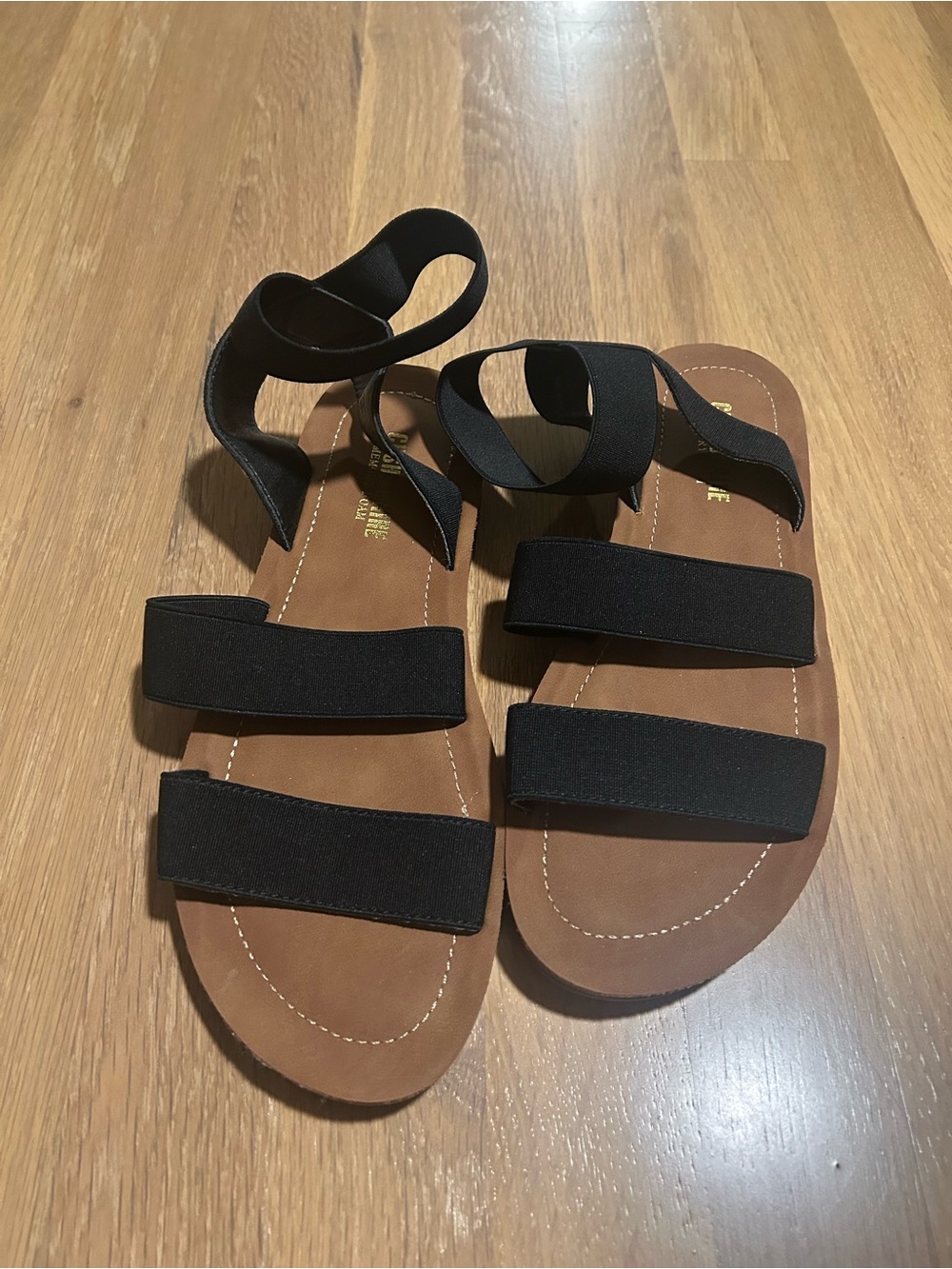 NWOT Cushionaire Black Strappy Elastic Sandals